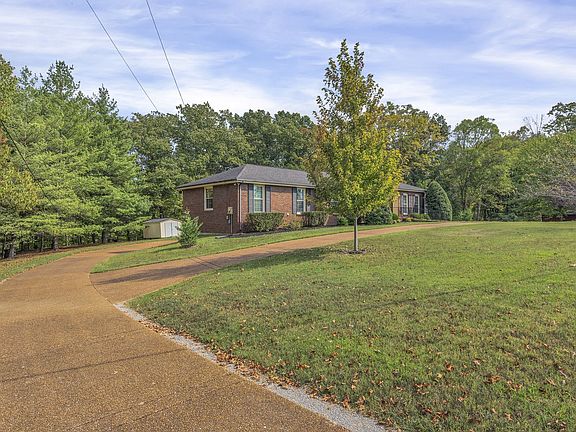 5th image of 208 Hillcrest Dr