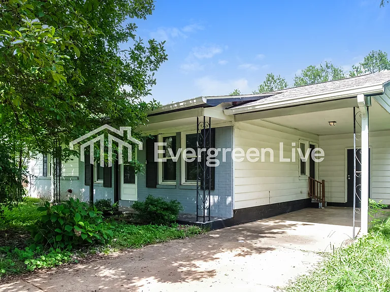 121 Edinburgh Dr — Photo 2