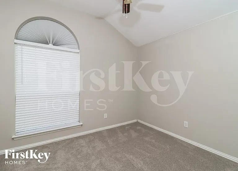 911 Joshua Dr — Photo 13