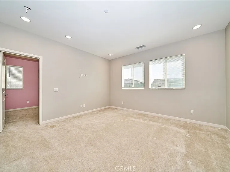 2622 E Embry Ln — Photo 35
