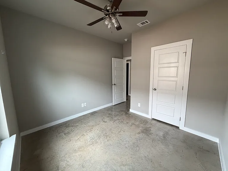 202 E Henderson St — Photo 7