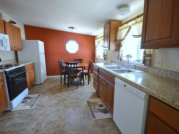 3rd image of 714 Plum St