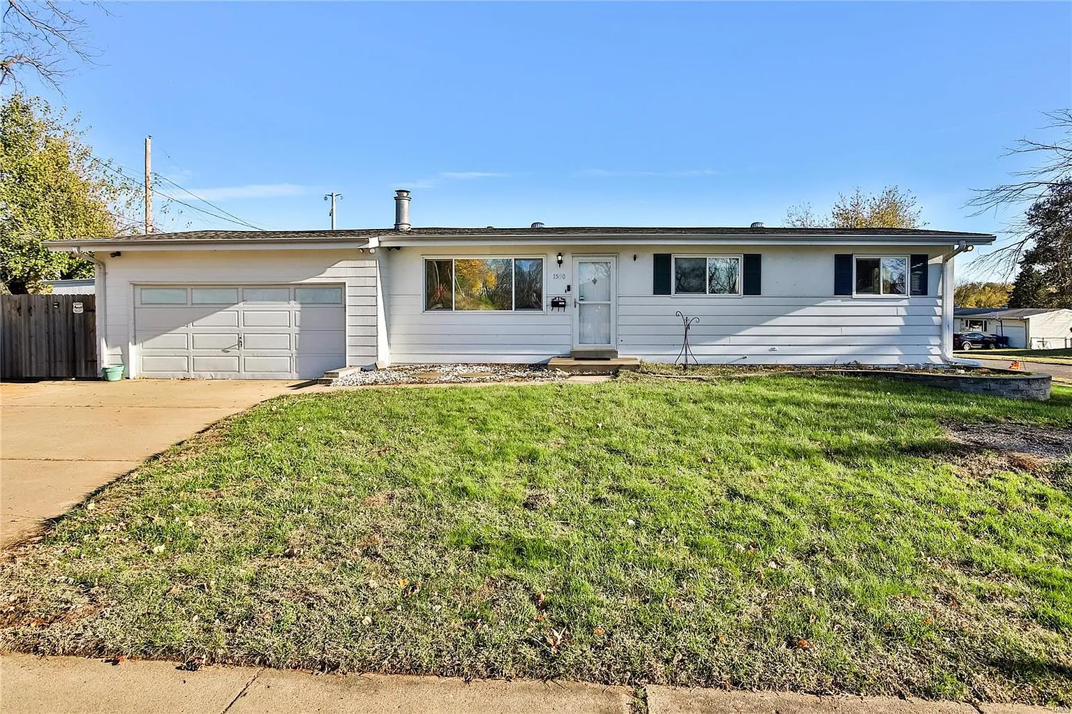 1590 Bluff Dr photo 1