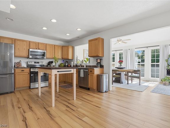 4th image of 563 Colonial Dr