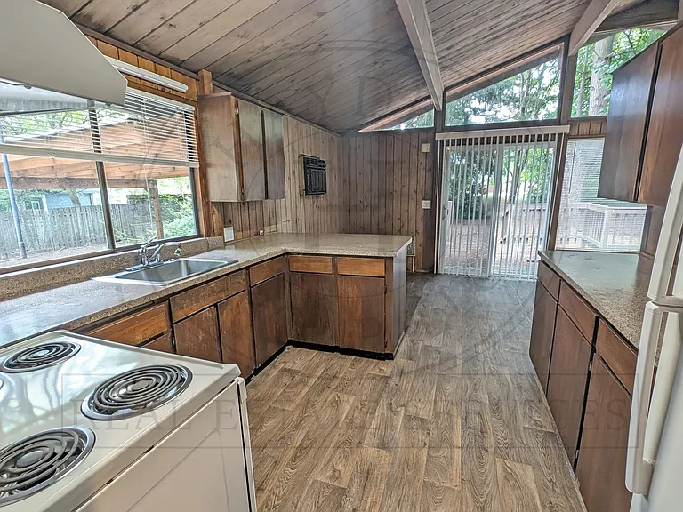 11185 SW Hall Blvd — Photo 4