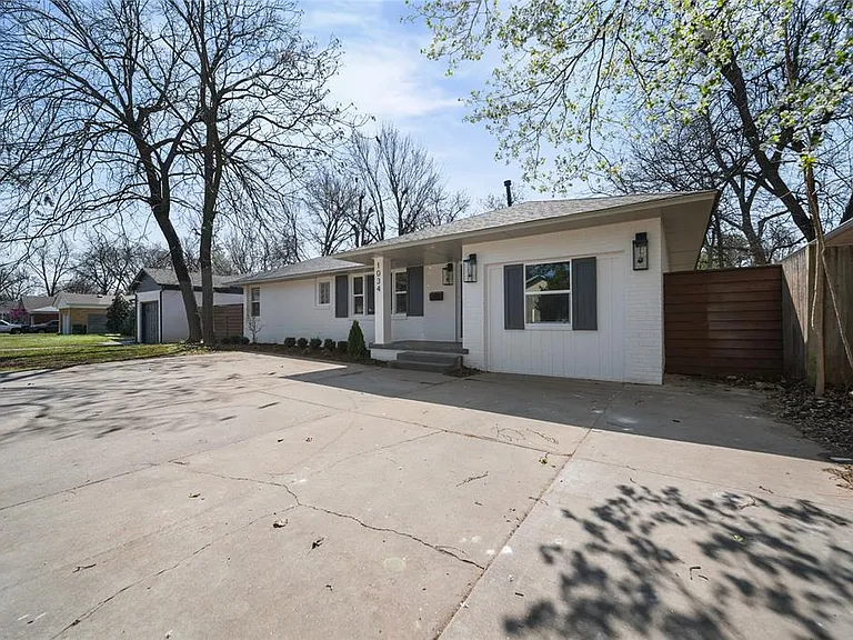1034 W Boyd St — Photo 2