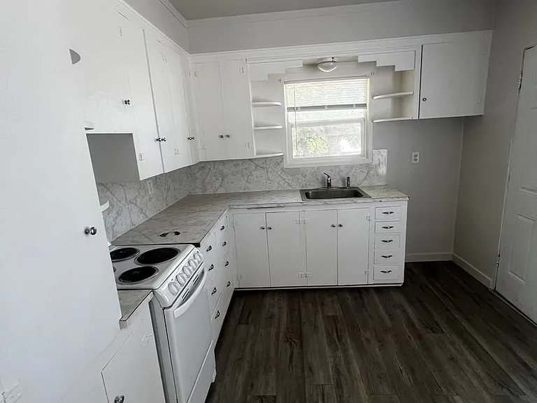 522-528 E Putnam St — Photo 5