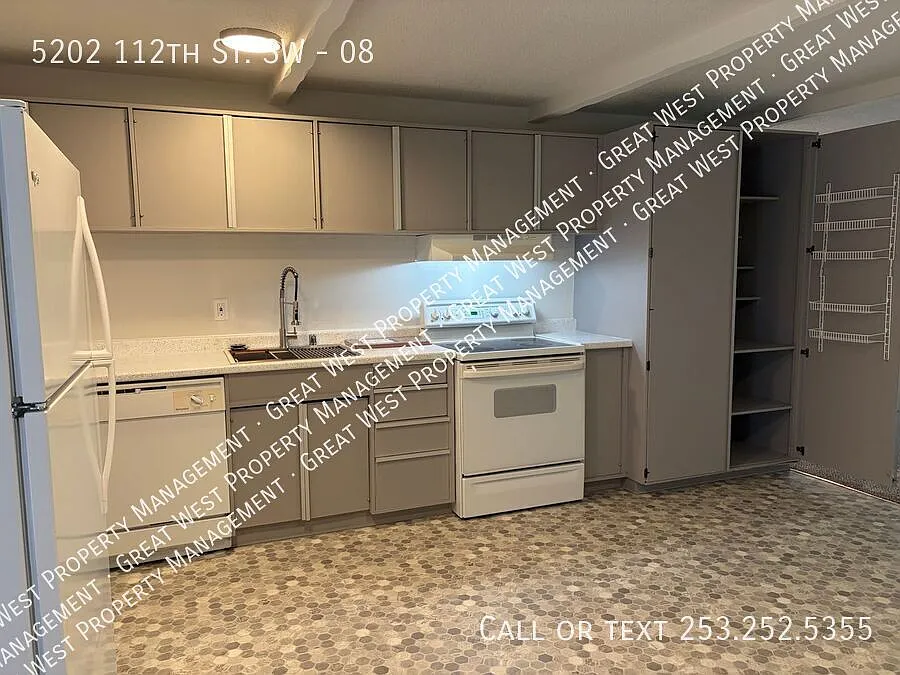 Beautiful Remodeled 3 Bed Apartment w/Private Yard! 1st Month Free (w/August Move-in) — Photo 4