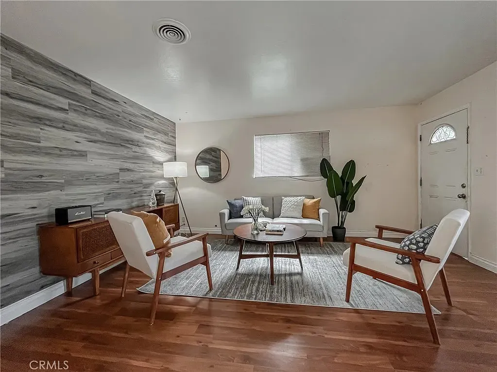 2 bed, 768 sqft, $3,700 — Photo 2
