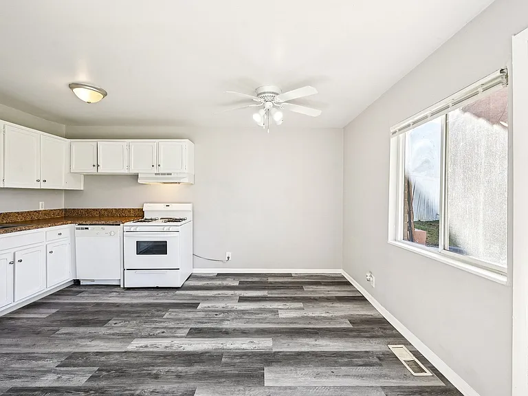 Lakeside Villas — Photo 18
