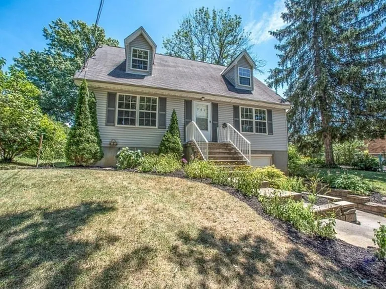 562 Covedale Ave — Photo 1