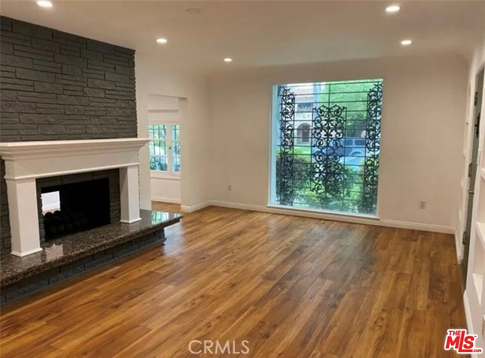 3 bed, 2.0 bath, 2004 sqft, $5,300 — Photo 3