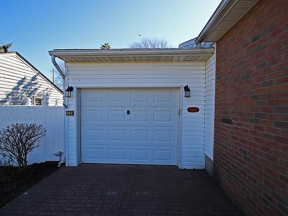 3rd image of 900 Lincoln Dr