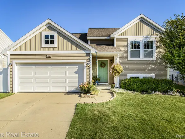 8582 Pinnebog River Dr, Fowlerville, MI 48836