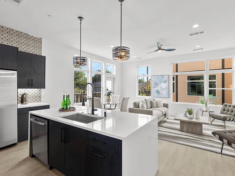 723 W 10th St #108 — Photo 9