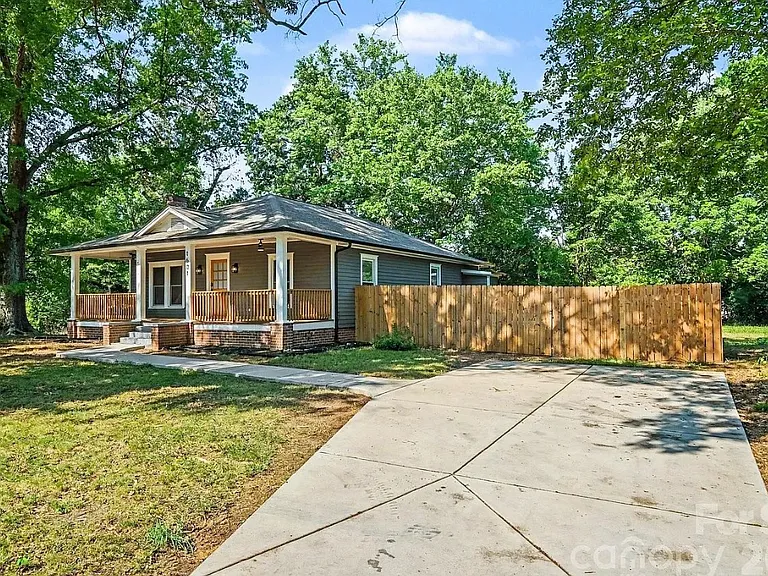 1601 Lawing Rd — Photo 2