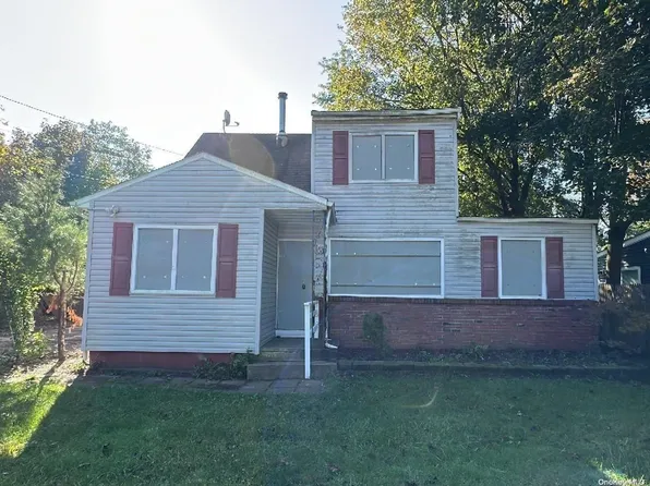 37 E Halley Lane, Central Islip, NY 11722