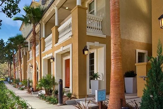 2 bed, 2.5 bath, 1166 sqft, $3,200 — Photo 2