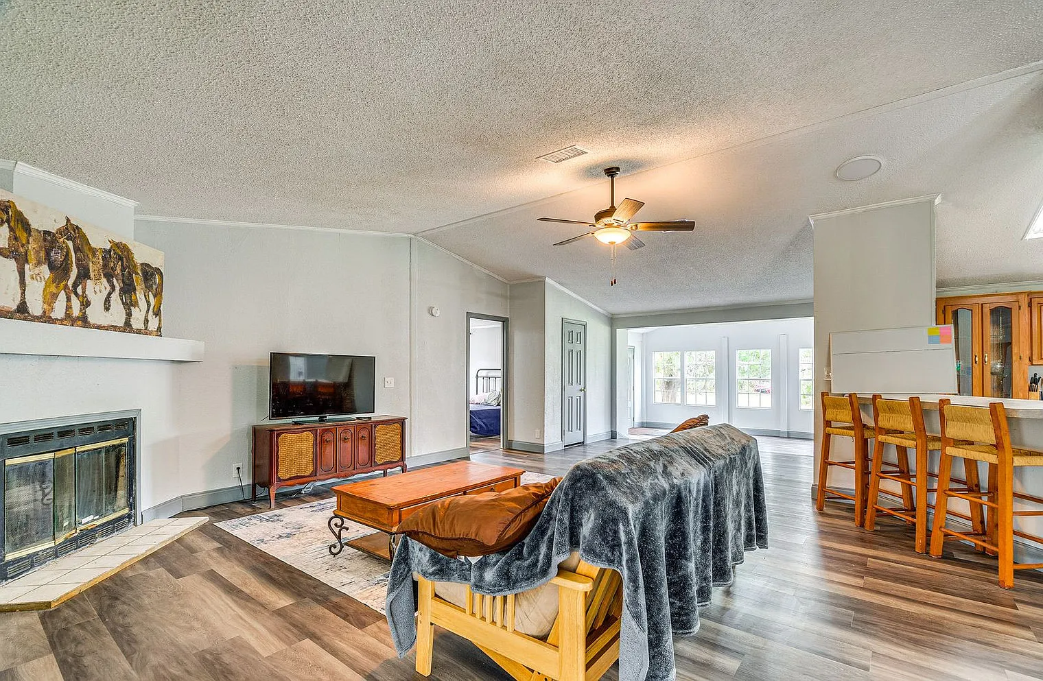 3 bed, 2.0 bath, 1991 sqft, $4,919 — Photo 3