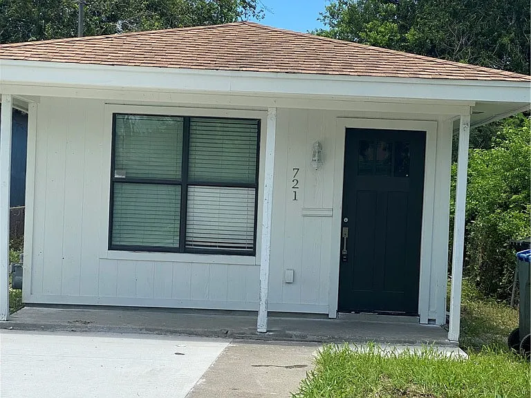 721 Elesa St — Photo 1