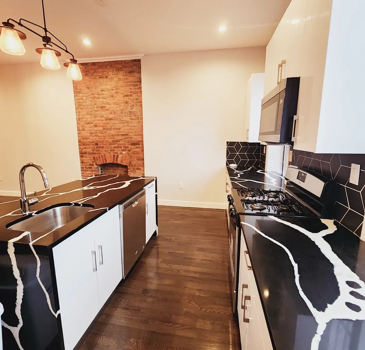 3 bed, 1050 sqft, $4,825 — Photo 4
