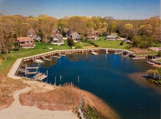 16 Bay Harbor Rd, Riverhead, NY 11901