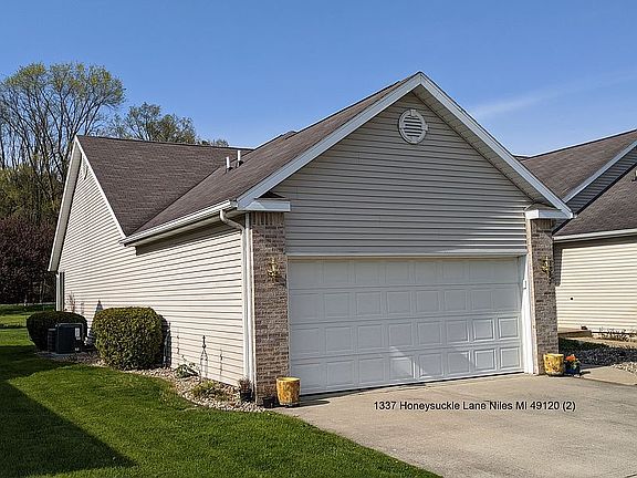 3rd image of 1337 Honeysuckle Ln