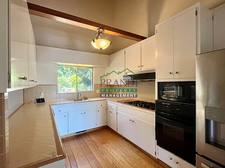 20 Graceland Dr — Photo 2