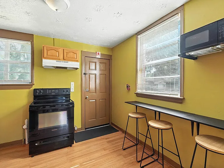 237 E 21st St — Photo 11