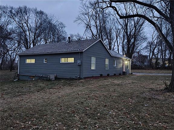 4th image of 701 N Allen Rd