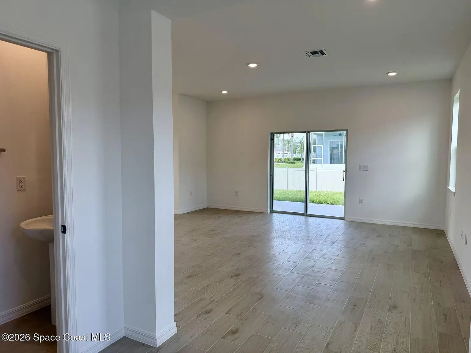 4 bed, 2.5 bath, 2160 sqft, $2,490 — Photo 2