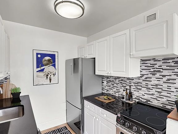 4th image of 50 W 34th St APT 20C1