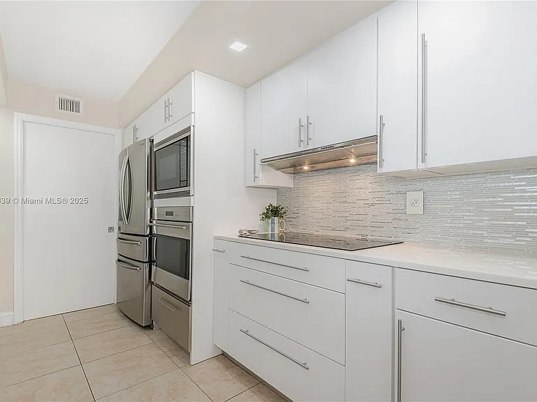 6917 Collins Ave #511 — Photo 8