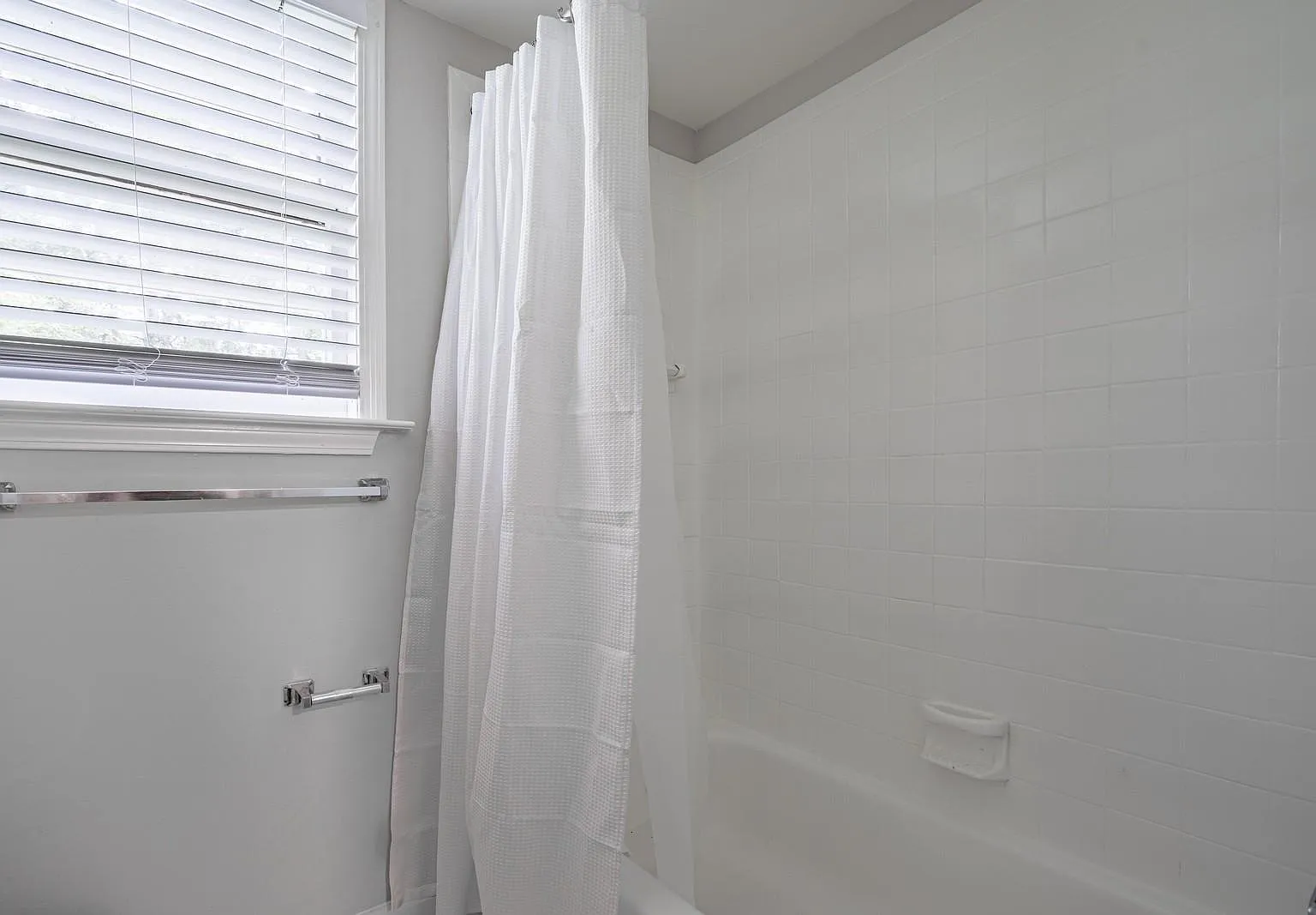 4 bed, 3.0 bath, 2040 sqft, $672 — Photo 4