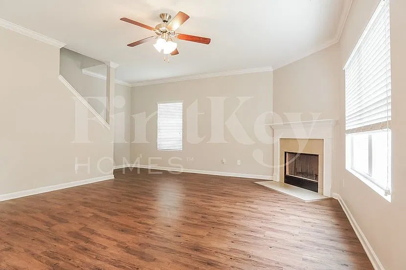 4 bed, 3.0 bath, 2400 sqft, $2,190 — Photo 2