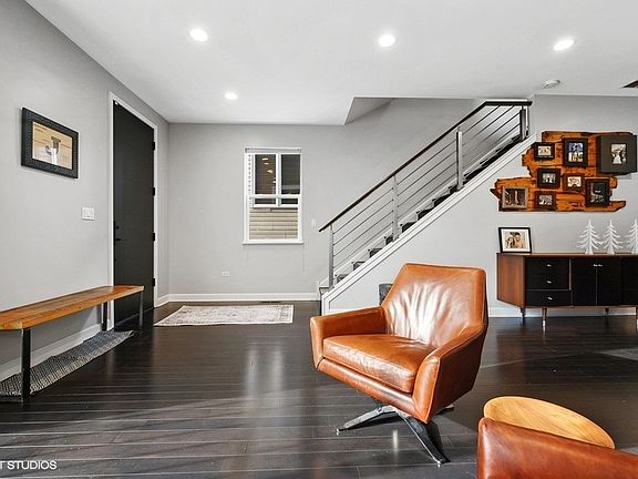 3rd image of 2534 W Medill Ave