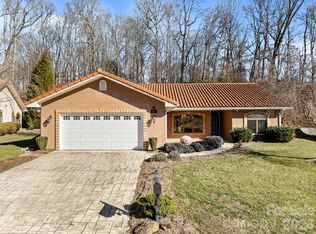 26 Ocaso Dr, Asheville, NC 28806