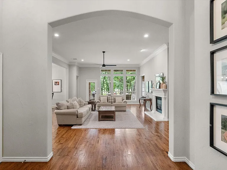 1702 Forest Bend Ln — Photo 4