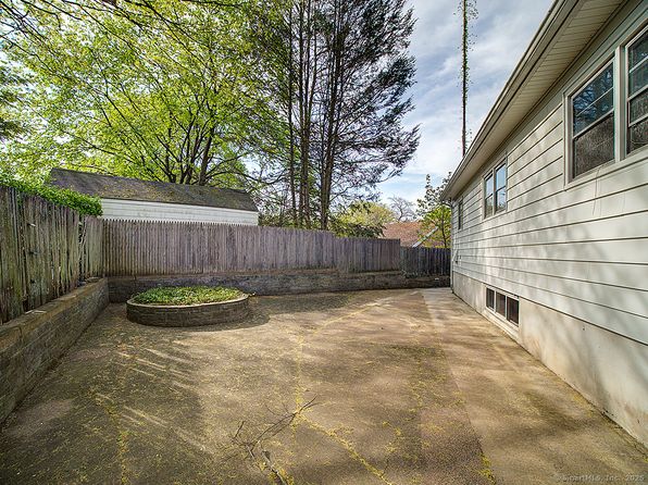 32 Lawncrest Rd, New Haven, CT 06515
