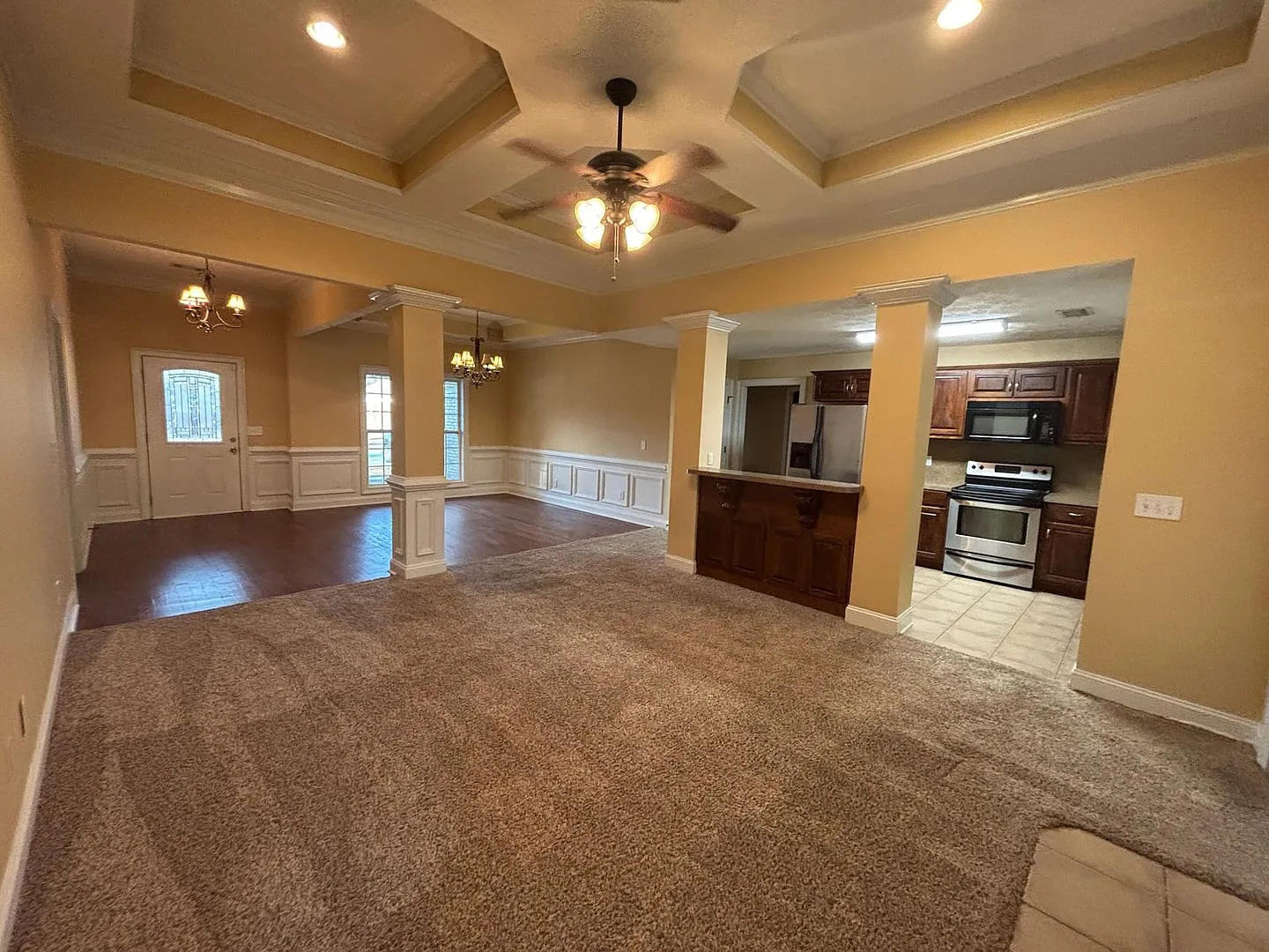 Welcome to Yorktown Subdivision! Fall in Love with Where You Live ! — Photo 4