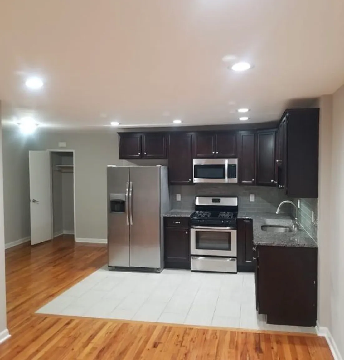 3 bed, 1000 sqft, $3,700 — Photo 4