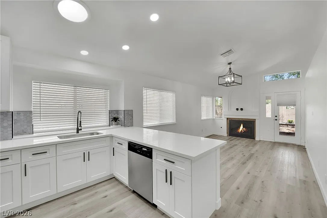 3 bed, 2.0 bath, 1539 sqft, $2,495 — Photo 3