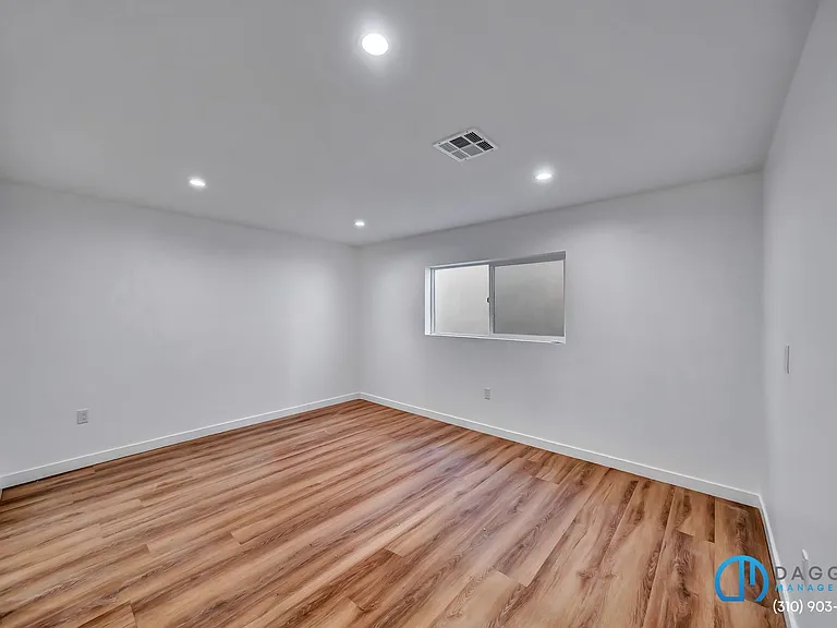 11845 Hamlin St — Photo 12