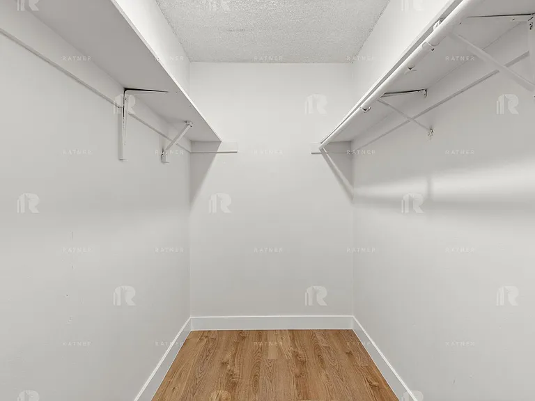 1114 N Kings Rd — Photo 11