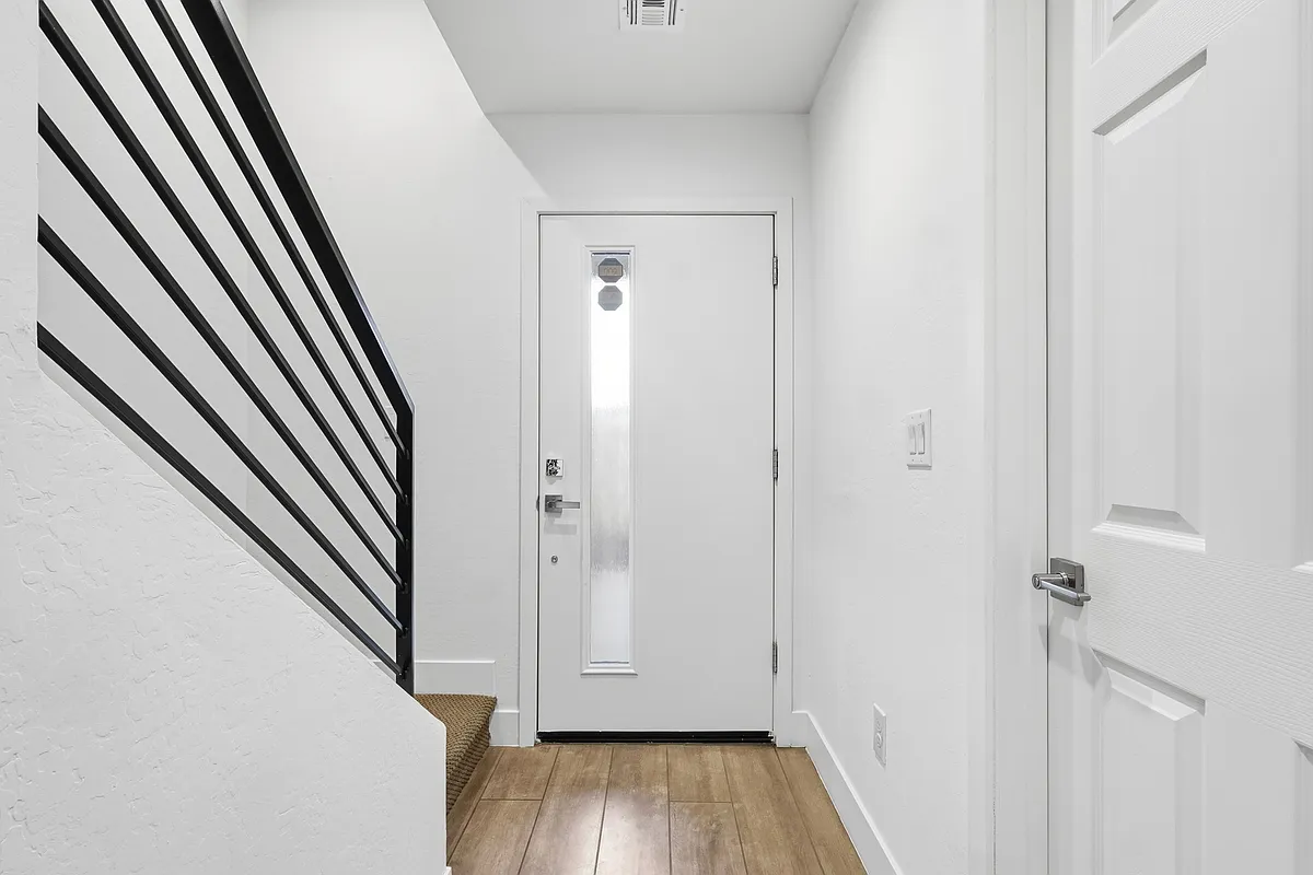 Building Photo - 820 N 8th Ave #24