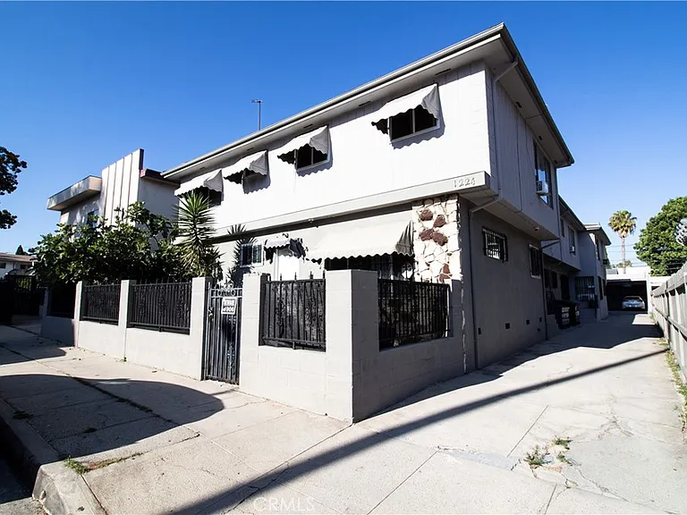 1224 N Mansfield Ave — Photo 2