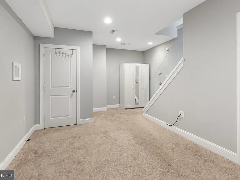724 E Thompson St — Photo 15