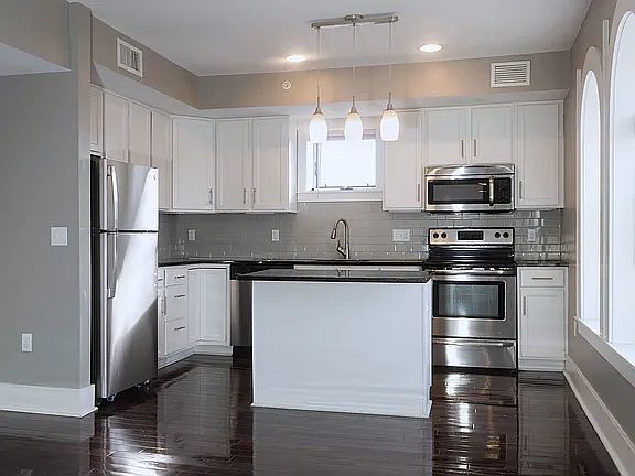 2nd image of 307-711 W Alexandrine St #307