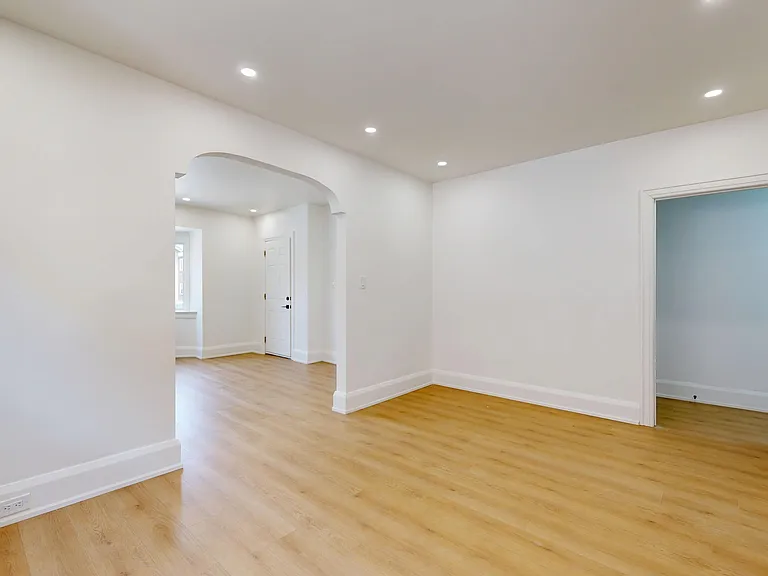 1214 Avenue Rd — Photo 31