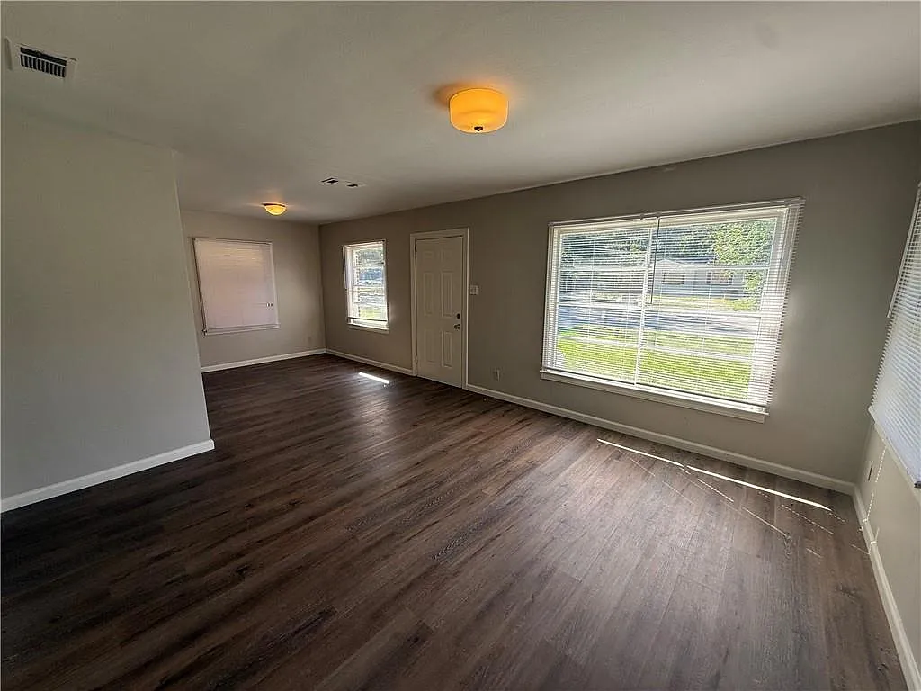3 bed, 1.0 bath, 1490 sqft, $1,245 — Photo 4